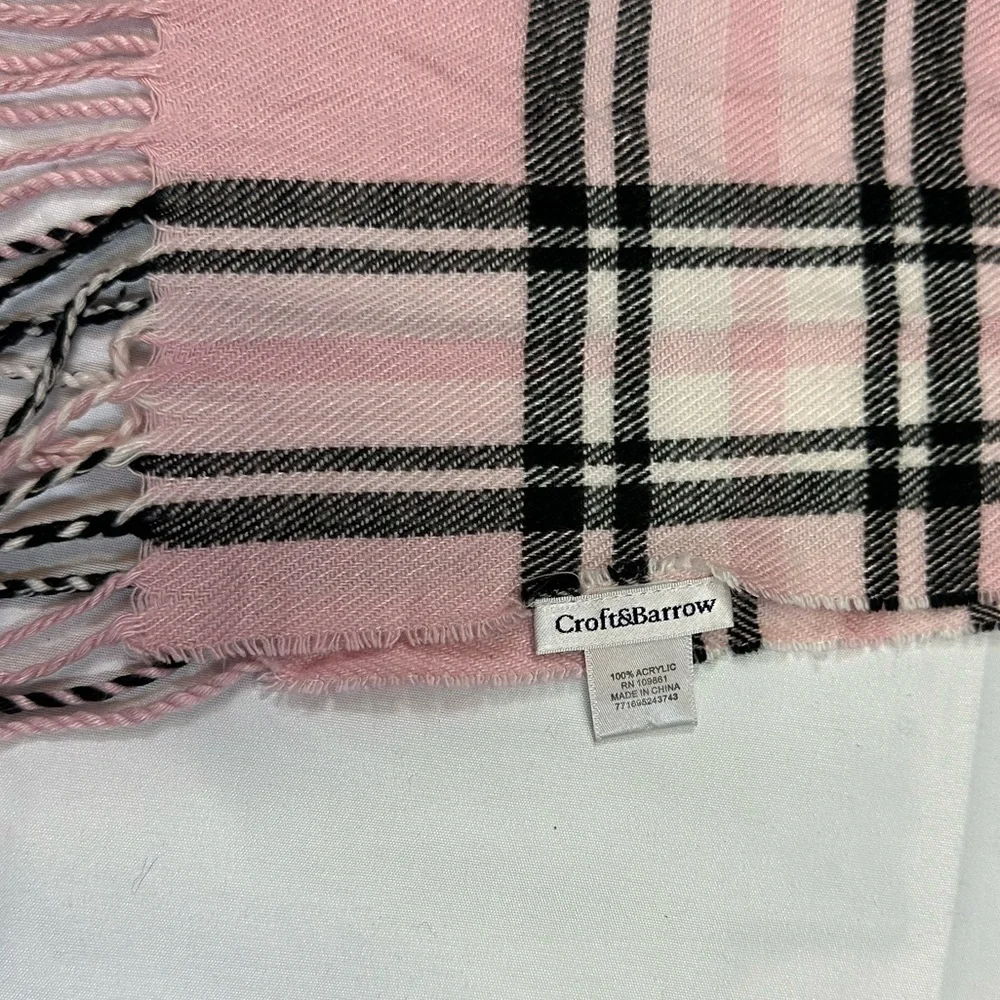 Croft and Barrow Plaid Scarf With Fringe 100% Acrylic Ladies Size O/S Like New